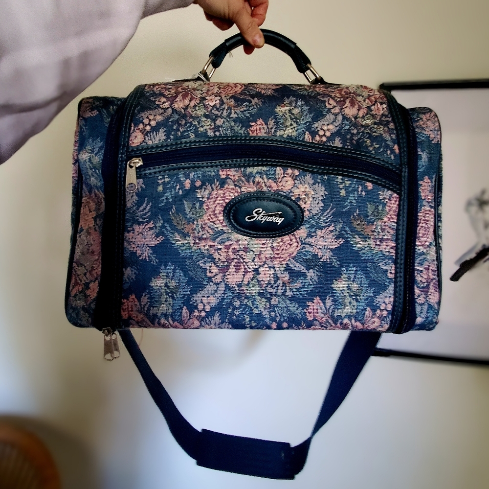 Gently loved! Vintage Skyway Tapestry floral print overnight bag